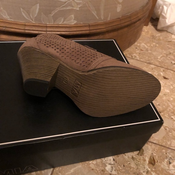 MIA taupe Lace Up Bootie NWT - Picture 8 of 8